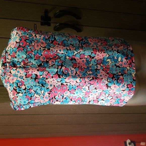 Crown and Ivy Lady's Sleeveless Floral with Ruffled Neckline and Arms - Picture 4 of 9